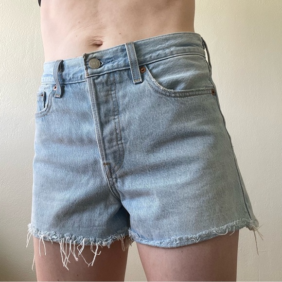 🌼LEVIS WEDGIE Short Light Wash Shorts size 28 - Picture 3 of 12
